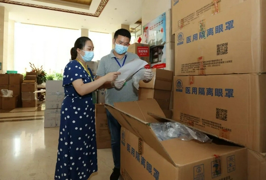 （8月7日，张家界市武陵源区一临时防疫物资储备点，工作人员在清点防疫医疗物资。吴勇兵 摄）
