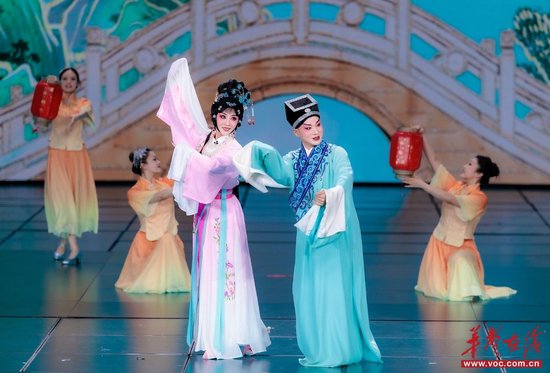(曹威治与搭档蔡波在2025年中央广播电视总台《春节联欢晚会》上演绎的《拜月记·离鸾》选段。 受访者供图)