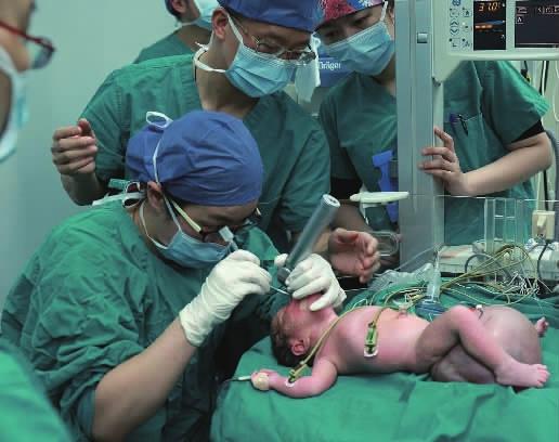  外科专家在给长了肿瘤的新生儿做手术。