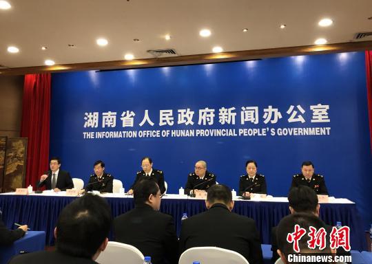 新闻发布会现场。　傅煜　摄