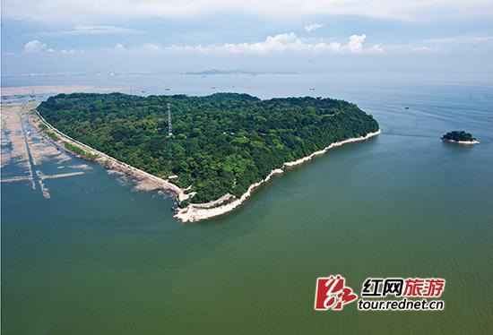 岳阳君山岛景区形似一颗巨大的爱心,有“东方伊甸园”“爱情岛”的美誉。