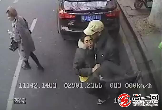 图为施救现场。