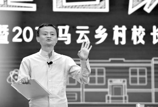1月13日,“重回课堂”暨2018“马云乡村教师奖”颁奖典礼在三亚举行,马云和全国优秀教师,以及长沙市芙蓉区育才学校校长朱爱朝、故宫博物院院长单霁翔、奥运冠军惠若琪“重回课堂”,重温三尺讲台。