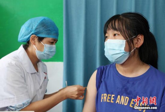 8月22日，在武陵源区军地坪街道社区卫生服务中心，学生接种新冠疫苗。 吴勇兵 摄