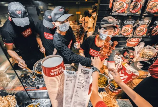 图片“黑色经典”工作人员正在忙碌地制作臭豆腐。