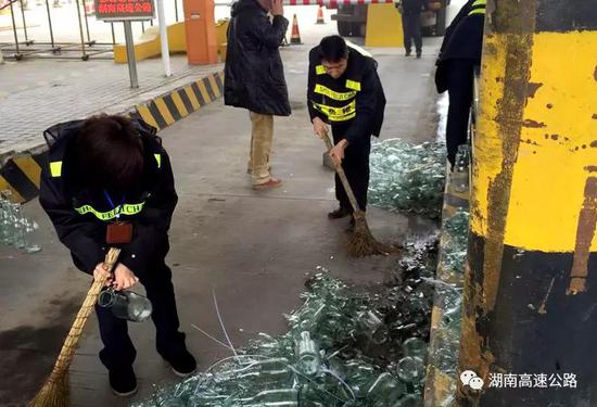 近千个玻璃瓶掉落收费站 收费员开启“寻宝”模式
