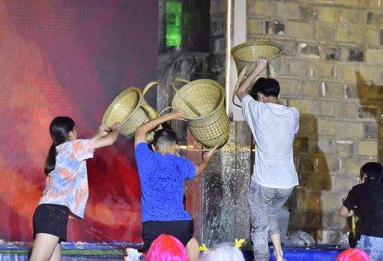 网红互动游戏“背水一战”。