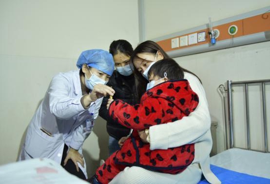 在湖南省儿童医院神经内科病房，科室副主任、副主任医师吴丽文正在给纤纤做肌力检查。姚家琦摄