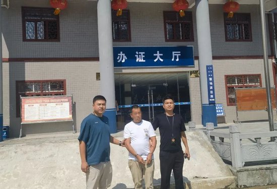 ▲10月1日，邵阳县公安局九公桥派出所联合刑警大队远赴贵州省黔南州瓮安县成功抓获诈骗犯罪嫌疑人李某生，破获一起高速服务区“丢包”诈骗案。