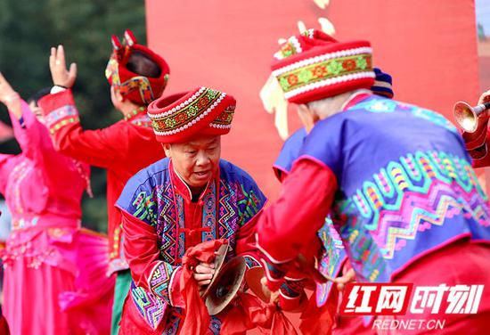 当地群众表演民俗文化节目。