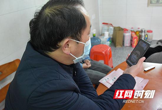  谈子林连线郑能量，了解他在武汉救援工作情况及身体状况。