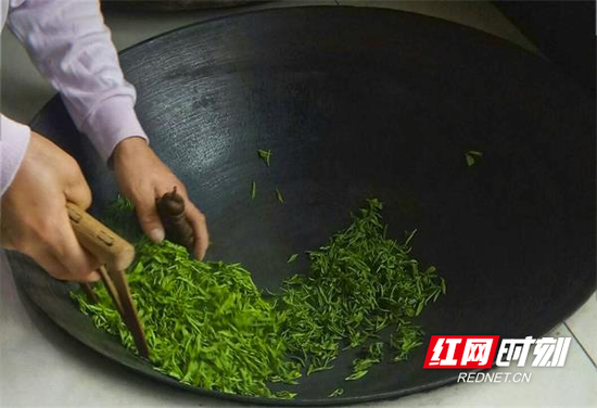 郴州市桂东县职业教育中心学生罗悦作品《手工茶》。
