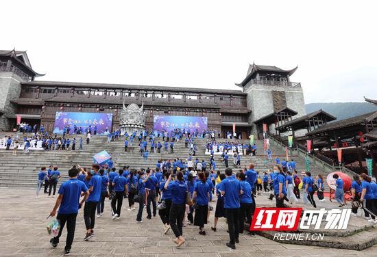 7月21日,太平洋保险湖南分公司第21届芙蓉奖表彰大会暨CE峰会在张家界魅力湘西剧场举行。