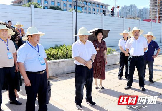 8月20日,湖南省人大常委会组织部分省人大代表视察省水利厅建议办理工作。