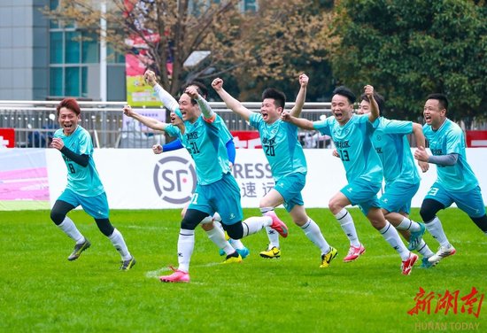 湖北区鄂狼队点球胜出后庆祝胜利（本稿部分摄影/董晓辰）