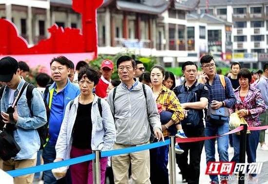 黄金周前夕降下票价的武陵源核心景区迎来火爆客流。10月3日,武陵源核心景区当天购票一次进山人数超过5万人。吴勇兵 摄