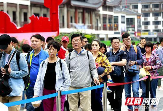 黄金周前夕降下票价的武陵源核心景区迎来火爆客流。10月3日，武陵源核心景区当天购票一次进山人数超过5万人。吴勇兵 摄