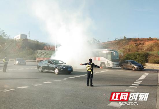12月18日下午，衡阳市人民政府、省高速公路集团公司、省高速公路交通警察局举办多车相撞事故应急救援演练。