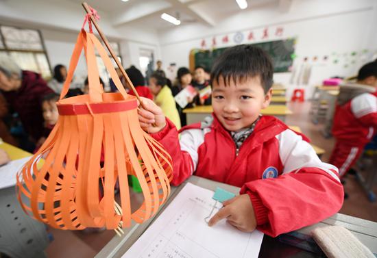 一名学生在展示自己制作的寒假手工作业 李科 摄