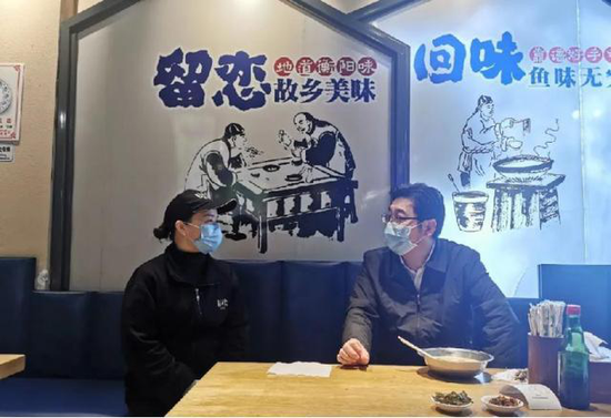 3月14日,湖南省衡阳市市委书记邓群策来到该市彭海军鱼粉店吃鱼粉。