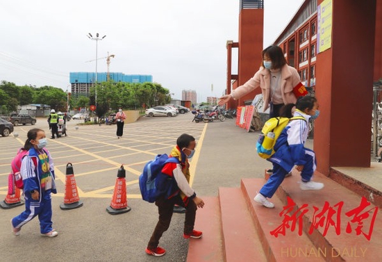 （学生有序排队入校上课。刘贵雄 蒋继新 摄）