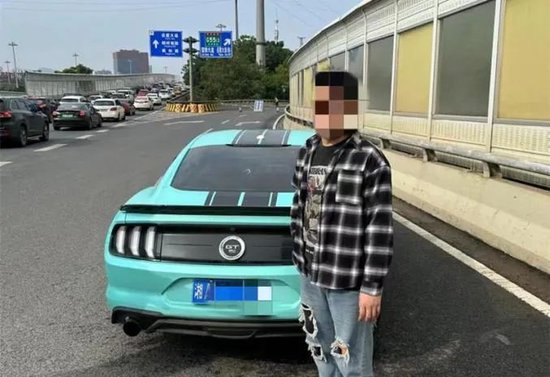 5月25日上午8时30分许，岳麓交警在西二环查获一台非法改装的野马小车