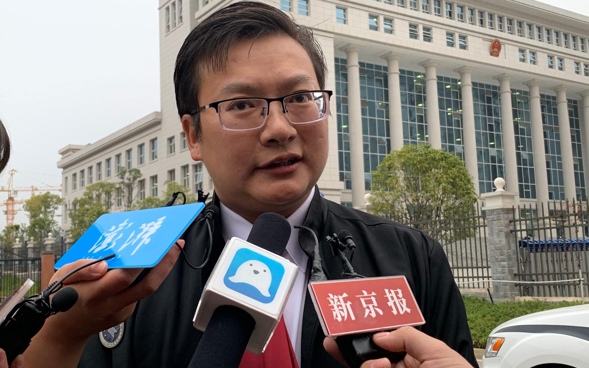12月17日下午，邓世平家属代理律师周兆成接受媒体采访。新京报记者 李阳 摄