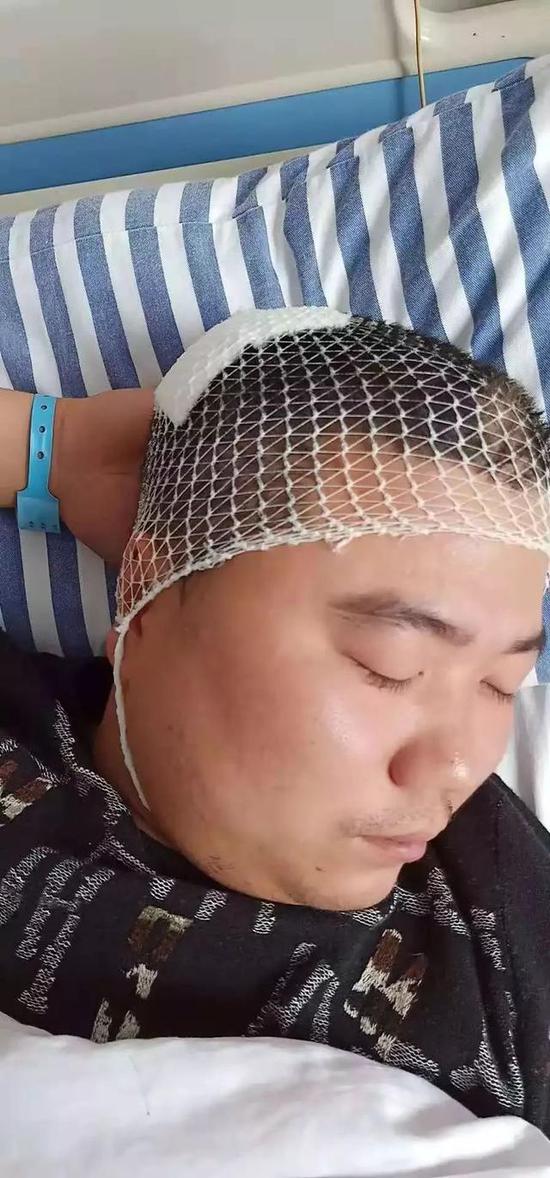 （▲市公安局政委鲁放军同志到医院看望执勤中受伤的协警）