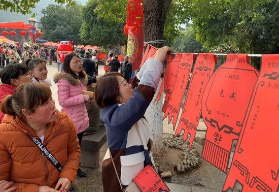 春节期间，凤凰县“猜灯谜·迎新春”活动吸引不少群众和游客前来参与