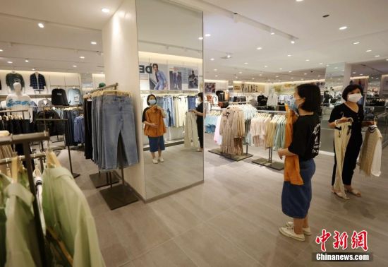 8月22日，在武陵源区一家服装超市，市民在选购服装。 吴勇兵 摄