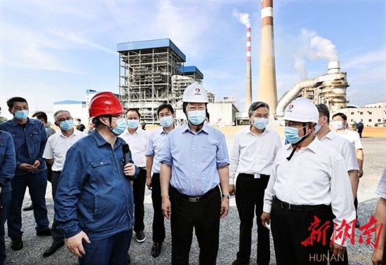 （6月28日下午，毛伟明来到长安益阳发电有限公司扩能升级改造项目调研。以上照片均为湖南日报全媒体记者 刘尚文 摄）