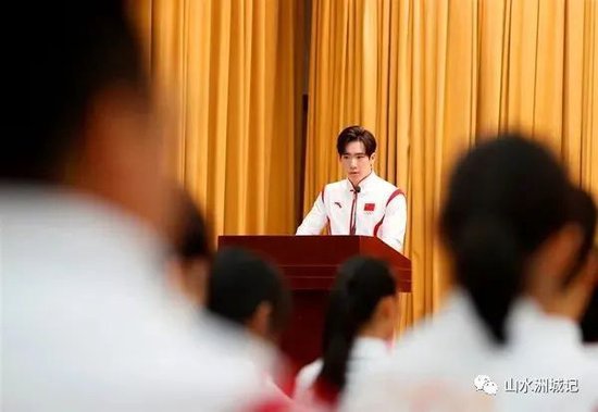 来自湖南的运动员代表张博恒上台发言。图源:新华网