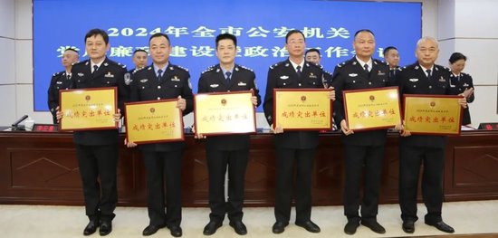 ▲副市长、公安局长罗飞虎上台领奖(左三)