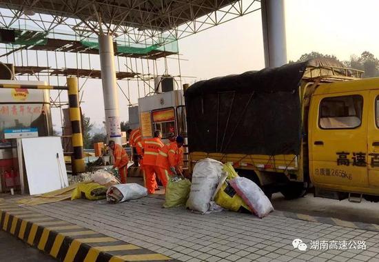 近千个玻璃瓶掉落收费站 收费员开启“寻宝”模式