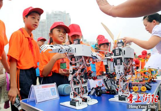▲衡阳市每年举办科技周活动，机器人展示吸引了许多小学生