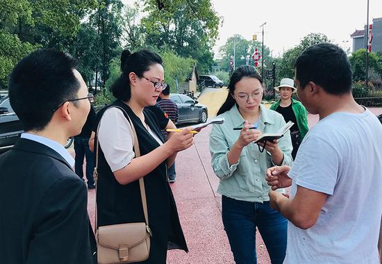 “大道康庄——人民网全媒体调研行”采访组在常宁市西岭镇采访。人民网张桂贵摄