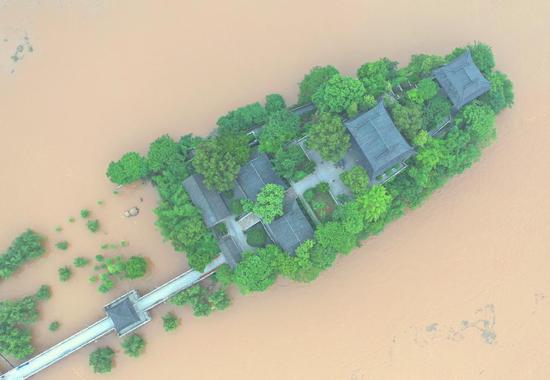 2021年5月21日,湖南省衡阳市的石鼓书院被洪水围困。新华社发(曹正平 摄)