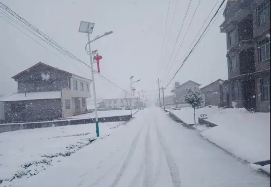 （1月24日晚至25日上午，常德石门县南北镇出现小雪天气。通讯员 摄）