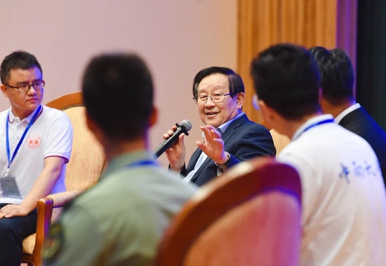 (6月25日,全国政协副主席、中国科协主席万钢与大学生见面会在中南大学举行。湖南日报全媒体记者 徐行 摄)