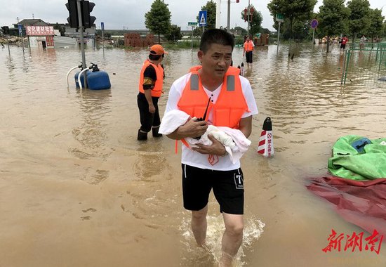 2024年6月，张韧在防汛现场。通讯员 摄
