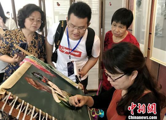 双面全异绣《花木兰》“吸睛”。 邓霞 摄
