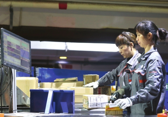 11月12日，中国邮政长沙邮区中心局，工作人员正在处理包裹。图/记者陈正