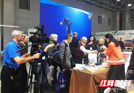 湖南展台吸引众多俄罗斯客商和媒体的关注。