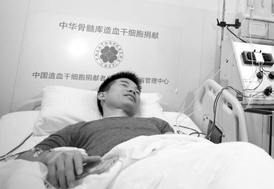 3月19日，中南大学湘雅医院血液科采集室，23岁的大四学生邹大智正在采集淋巴细胞，这是他第二次“出手”挽救同一位白血病患者。图/受访者提供