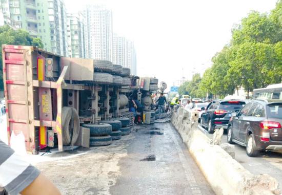 7月3日,长沙东二环杨家山立交桥向南方向上桥处,一辆满载工业用盐的大型货车发生侧翻。图/受访者提供
