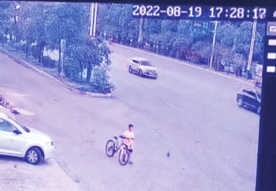 8月19日17时28分，浩浩骑自行车到达娄底市区。