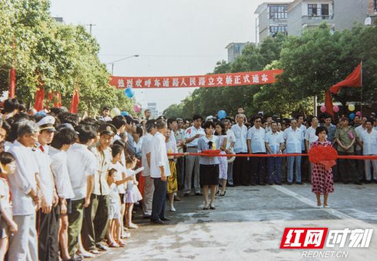 1988年8月，人民路立交桥与车站南路同时举行了通车剪彩仪式，时任长沙市副市长罗桂求主持。图/秀虎 李铭克