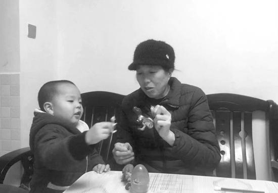 12月17日，4岁的豆豆和奶奶一起玩耍。图/受访者提供