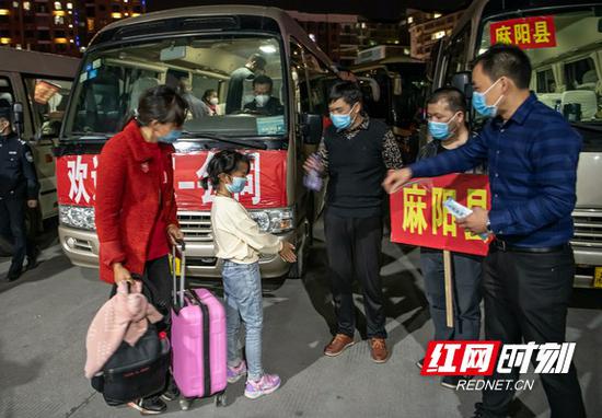 欢迎仪式后,这一家子随即上了麻阳县政府派来的专车回家。