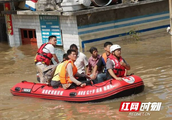 　尹靖城、何佳盛和队友在河南抗洪救灾前线。